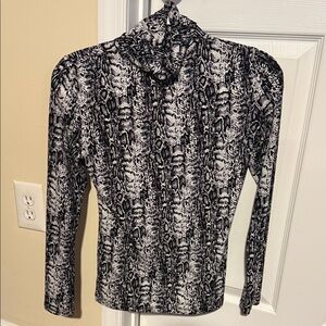 Boston proper Black & White Snakeskin Print Long-Sleeve Top